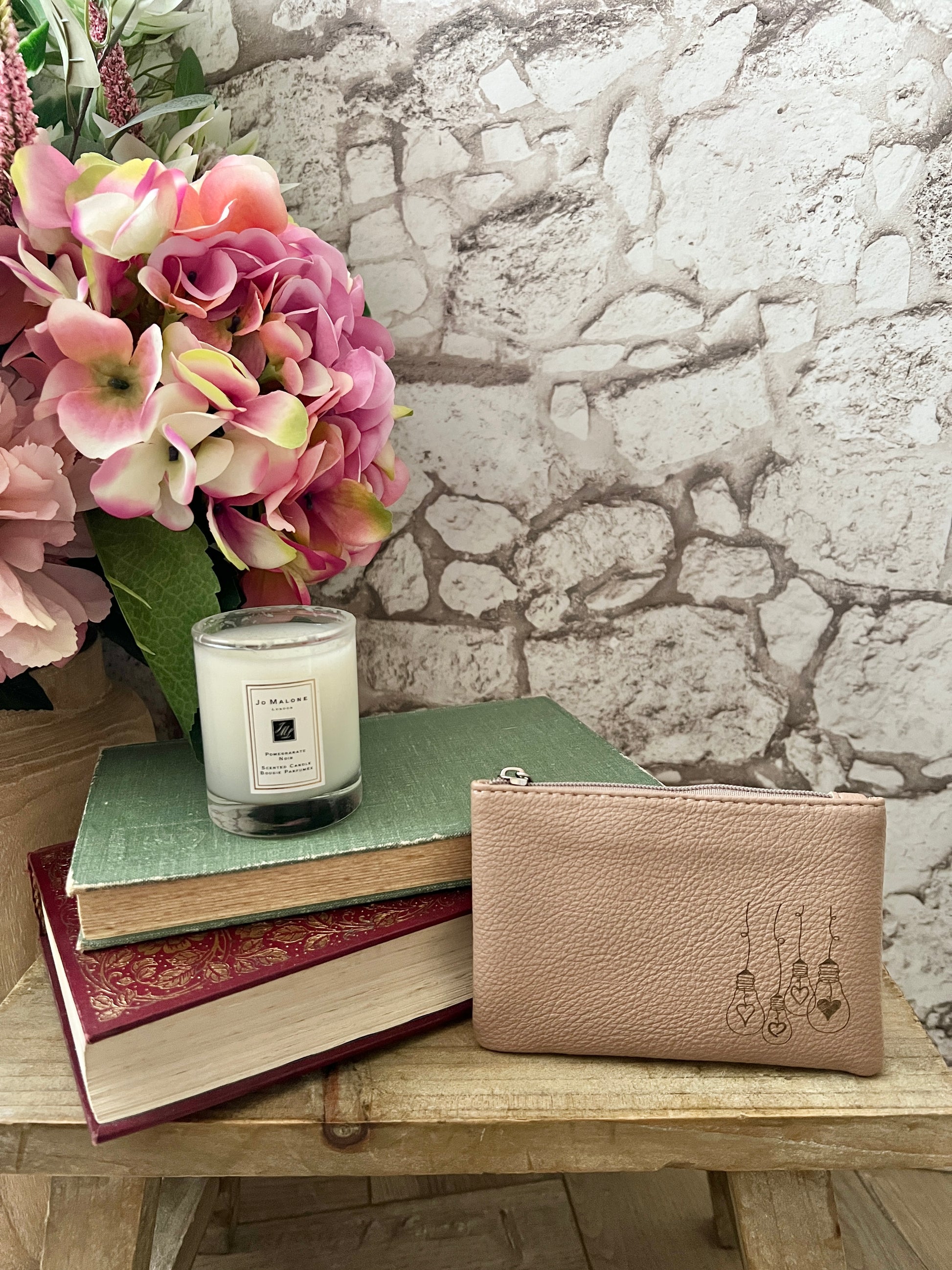 Sand coin purse with image of light bulbs with hearts in the centre